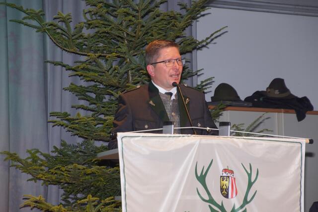 Bezirksbauernkammer-Obmann Martin Mairhofer bedankt sich bei der Jägerschaft für die gute Kooperation und das gute Gesprächsklima zwischen den Jägern und den Grundbesitzern.  | Foto: Helmut Eder