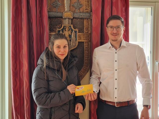 Die frischgebackene Akademikerin Lena Schagerl mit Amtsleiter Paul Gruber in Gresten | Foto: Marktgemeinde Gresten