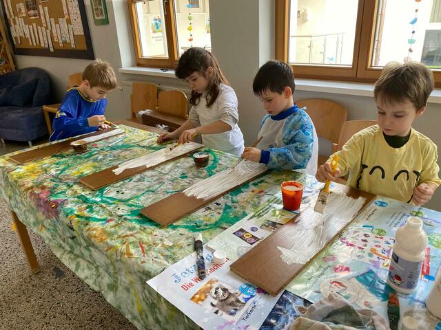 Hier sind die fleißigen Kinder beim Streichen der Hölzer. | Foto: Verena Kainz/VS Unterrabnitz