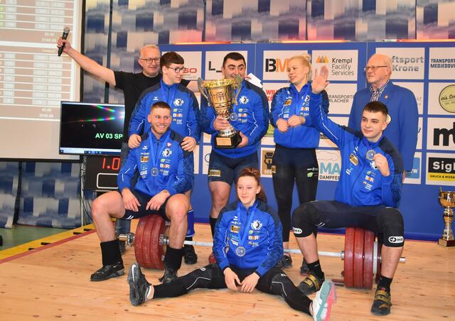 Die Athletinnen und Athleten vom SK Vöest bejubeln ihren Triumph beim European Team Cup.  | Foto: Conny Högg/OÖGV
