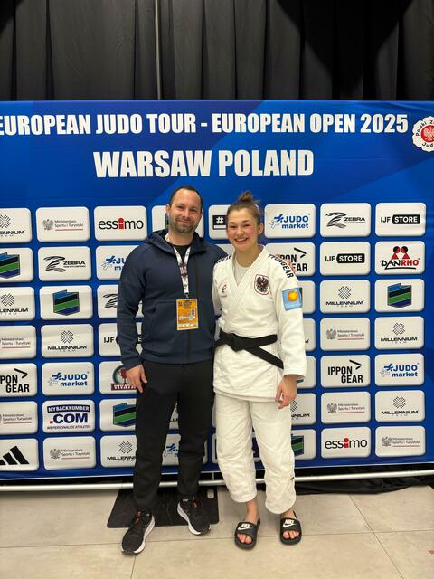 Lisa Tretnjak mit Trainer Philipp Ackerl, die sich gemeinsam über das Ergebnis freuen. | Foto: Sportunion Leibnitz