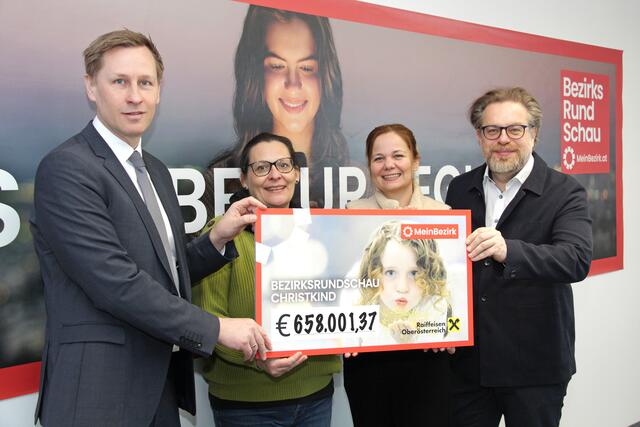 "Es macht glücklich, in einem Land zu leben, in dem Hilfsbereitschaft und Nächstenliebe einen solchen Stellenwert haben wie in Oberösterreich" bedankt sich der Vorstand des Vereins BezirksRundSchau Christkind bei allen Spenderinnen und Spendern. Er besteht aus Kerstin Müller (Redaktionsleiterin BezirksRundSchau Salzkammergut – nicht am Bild), Marketingleiterin Julia Watzinger
(2. v. l.), Geschäftsführer Thomas Reiter (l.) und Chefredakteur Thomas Winkler (r.) | Foto: Till/MeinBezirk OÖ