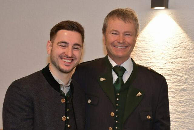 Johannes Geißler (links) übernahm von Johann Fussi die Obmannfunktion im BB Oberwölz.  | Foto: Anita Galler