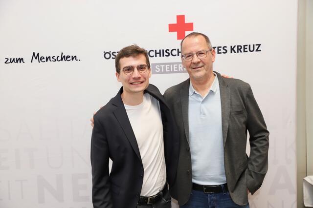 Emotionaler Moment: Stemmzellenempfänger Günter Grabner (r.) dankte seinem Lebensretter Viktor Schwabl. | Foto: Alfred Mayer