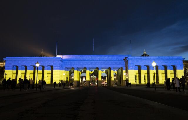 Am Montag findet erneut eine Pro-Ukraine-Demo in Wien statt. Auch das äußere Burgtor erstrahlt am Montagabend wieder in den Nationalfarben der Ukraine. (Archiv) | Foto: TOBIAS STEINMAURER / APA / picturedesk.com