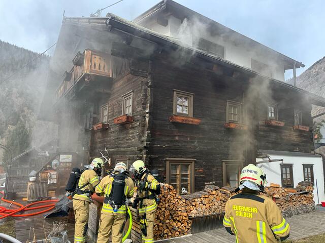 Am Sonntag zu Mittag kam es in einem Mehrparteienhaus in Zwieselstein (Sölden) zu einem Brand. Ein Teil des Dachstuhls musste abgetragen werden. Ein Hund starb im Feuer. | Foto: ZOOM.TIROL