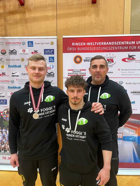 Während David Kropf (m.) vorzeitig ausschied, holte Michael Fließer den Vizemeistertitel. Trainer Dieter Vodovnik jubelte mit. | Foto: KSV Söding