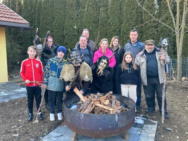 Eine Besonderheit der Kinderkrampusgruppe wird die Lokomotive sein, die mindestens vier Meter lang sein und Effekte beinhalten wird. Auch die Ruten werden selber gebastelt. Der Spaß soll aber im Vordergrund stehen. | Foto: Privat