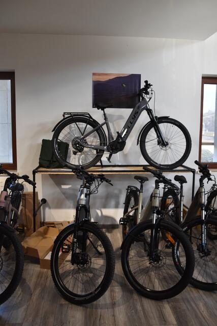 Senioren fahren ab auf E-Bikes: Rudolf Schager hat in seiner Bikebase in Schauboden alles rund um die Zweirad-Mobilität zu bieten. | Foto: Roland Mayr/MeinBezirk Scheibbs