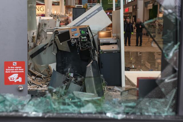 Von den Bankomaten im Max.center blieb nicht viel übrig. | Foto: laumat.at