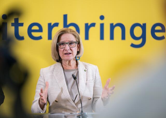 Landeshauptfrau Johanna Mikl-Leitner bei der Pressekonferenz.
 | Foto: NLK Pfeffer