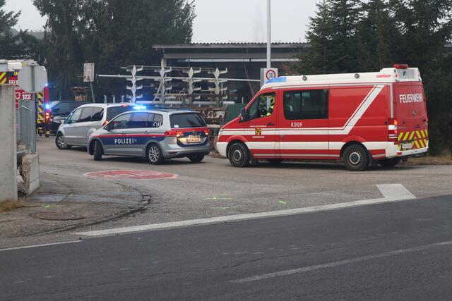 In Gunskirchen fuhr ein Pkw auf einer Kreuzung der Grünbachtalstraße frontal in einen Zaun. | Foto: laumat.at