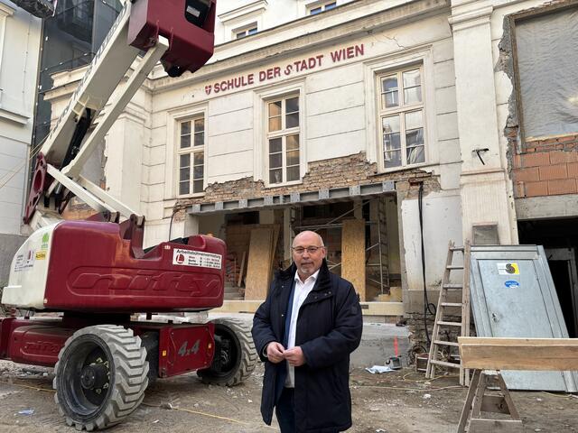 Bezirksvorsteher Peter Jagsch (SPÖ) macht sich ein Bild der Lage in der VS Kindermanngasse.  | Foto: Ipirotis/MeinBezirk