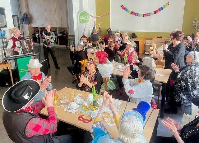 Beim Faschingsfest im Pensionistenklub Kalvarienberggasse sorgte Live-Musik für gute Stimmung.  | Foto: Pensionistenklubs für die Stadt Wien