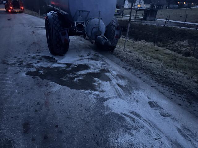 Die FF Kainach musste die Straße reinigen. | Foto: HFM Patrick Marcher