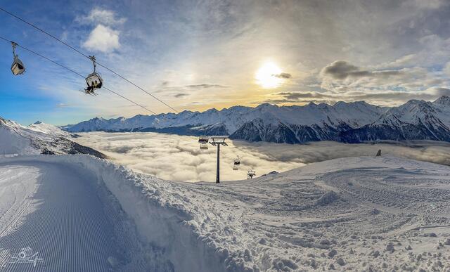 Was gibt es Schöneres als solche Ansichten, wie hier im Schigebiet von Kappl. Der Hohlnebel liegt über dem ganzen Tal und selber ist man fast unter blauem Himmel. | Foto: Bernhard Gruber Photography