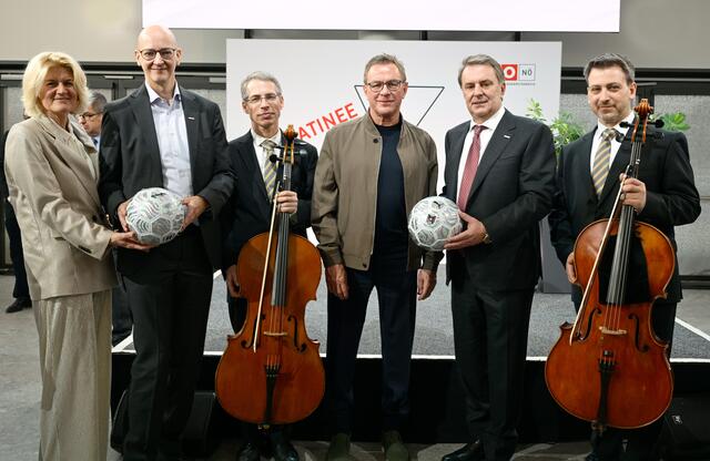 Die Wirtschaftskammer NÖ rund um Präsident Wolfgang Ecker lud zur „Matinee mit Zuversicht“ mit ÖFB-Teamchef Ralf Rangnick. Dabei trafen am Flughafen Wien geballte wirtschaftliche und sportliche Führungskompetenz auf die musikalische Kunst der NÖ Tonkünstler. - Im Bild v.l. WKNÖ-Direktor-Stellvertreterin Alexandra Höfer, WKNÖ-Direktor Johannes Schedlbauer, NÖ Tonkünstler Martin Först, WKNÖ-Präsident Wolfgang Ecker, ÖFB-Teamchef Ralf Rangnick und NÖ Tonkünstler Martin Dimov | Foto: WKNÖ