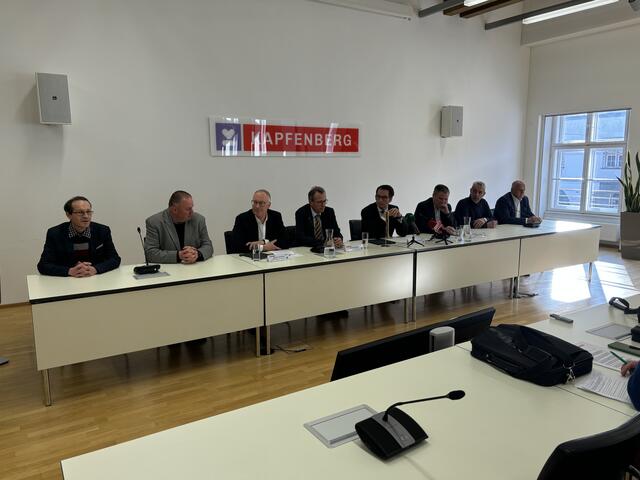 Pressekonferenz in Kapfenberg: Clemens Perteneger, Reinhard Richter, Christian Breitfuß, Robert Schober, Matthäus Bachernegg, Christian Theiss, Peter Vogl und Erwin Fuchs. | Foto: Kern