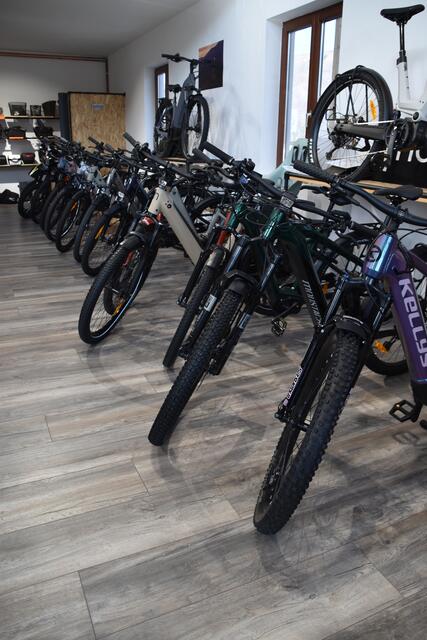 Senioren fahren ab auf E-Bikes: Rudolf Schager hat in seiner Bikebase in Schauboden alles rund um die Zweirad-Mobilität zu bieten. | Foto: Roland Mayr/MeinBezirk Scheibbs