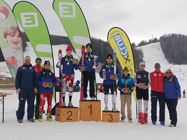 Die Nachwuchsskifahrerinnen und -fahrer zeigten bei den Schülermeisterschaften im Super-G auf der Teichalm beeindruckende Leistungen. | Foto: Andreas Nagl