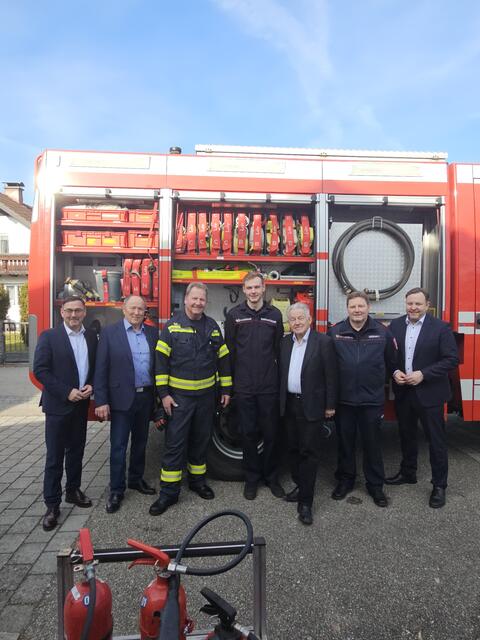 Landtagsabgeordneter Klaus Mühlbacher (1.v.l.), Seniorenbund-Bezirksobmann Johann Schweiberer (2.v.l.), Landesobmann LH a.D. Josef Pühringer (3.v.r.) und Landesgeschäftsführer Franz Ebner (rechts) gemeinsam mit Mitgliedern der Freiwilligen Feuerwehr am Sicherheitstag. | Foto: OÖ Seniorenbund