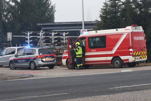 In Gunskirchen fuhr ein Pkw auf einer Kreuzung der Grünbachtalstraße frontal in einen Zaun. | Foto: laumat.at
