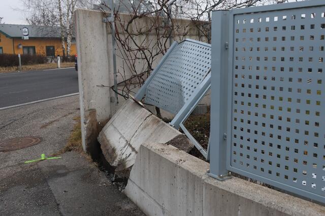 In Gunskirchen fuhr ein Pkw auf einer Kreuzung der Grünbachtalstraße frontal in einen Zaun. | Foto: laumat.at