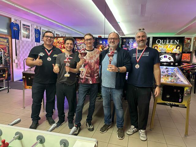 v.l.n.r. Stefan Riedler (Obmann), Abe Flips (2. Platz), Markus Ramsner (1. Platz), Peter Kroiss (3. Platz), Arno Nöbl (4. Platz) | Foto: FlipperVerein FlippArena Vöcklabruck