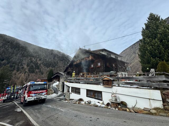 Am Sonntag zu Mittag kam es in einem Mehrparteienhaus in Zwieselstein (Sölden) zu einem Brand. Ein Teil des Dachstuhls musste abgetragen werden. Ein Hund starb im Feuer. | Foto: ZOOM.TIROL