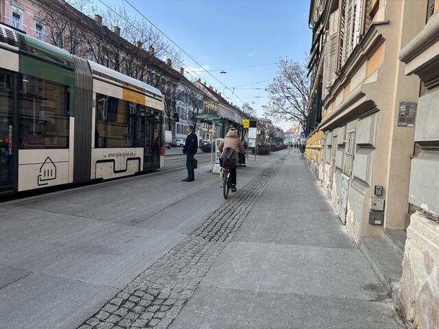 Conrad-von-Hötzendorf-Straße Bim-Haltestelle "Jakominigürtel/tim" bei der es auch eng werden kann.  | Foto: MeinBezirk