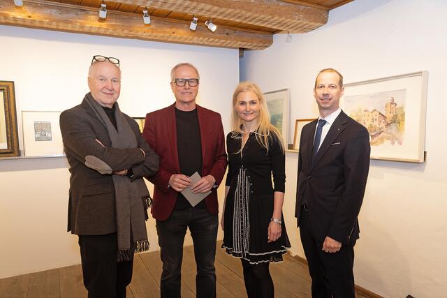 Peter Hörhager, Michael Fuß (beide Rabalderhaus) und Iris Mailer-Schrey (Stadt Schwaz), eröffneten gemeinsam mit Vorstandsdirektor Thomas Schiendl (Sparkasse Schwaz) die Benefizausstellung.