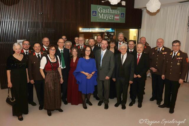 Gruppenbild mit: Vizebgm Jutta Polzer KommStV Christian Kettele, Kommandant Thomas Zekl, StR Susanne Stejskal, Oberst Klaus Jenschik, Ehrenkommandant Manfred Kettele, VizeBgm Ingrid Burtscher, KommStV Daniel Weß, EOBI Ing. Heinz Svejda, Raphael Feltl, GR Josef Rothensteiner, Erika Berger, GR Gerhard Ertl,GR Rudolf Mlinar, StR Markus Naber, GR Ing Anton Strombach, Komm Michael Uetz, ehem. Abschnitzfeuerwehrkomm. Viktor Weinzinger und Komm. Michael Gindl