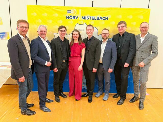 Landesobmann-Stv. Gerhard Schnabl, Landtagspräsident Karl Wilfing, Solist Florian Strasser, Bezirksobfrau Elisabeth Kirchweger, Dirigent und Bezirkskapellmeister Stefan Gottwald, Bgm. Erich Stubenvoll, Bezirksobfrau-Stv. Stefan Grausgruber, Landeskapellmeister Gerhard Forman. | Foto: SBO Mistelbach