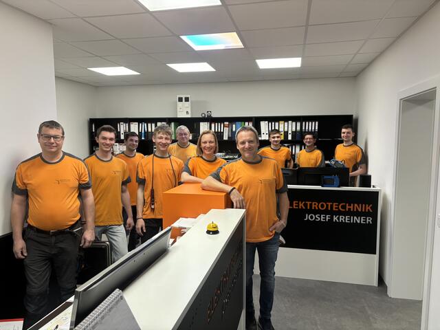 Josef Kreiner (vorne rechts) und sein Team stehen für kompetente Fachberatung und Handschlagqualität. | Foto: MeinBezirk 