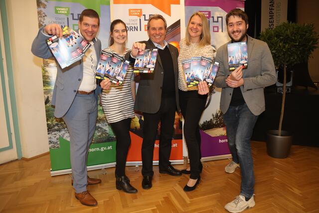 Stadtrat Marco Stepan (FVV-Obmann-Stv.), Gloria Steinböck, Stadtrat Martin Seidl (FVV-Obmann), Julia Langstadlinger (FVV-Vorstandsmitglied) und Rene Leitgeb (Beirat FVV) laden herzlich zum Umzug 2025 ein. | Foto: Martin Pfleger