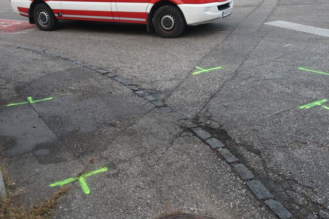 In Gunskirchen fuhr ein Pkw auf einer Kreuzung der Grünbachtalstraße frontal in einen Zaun. | Foto: laumat.at