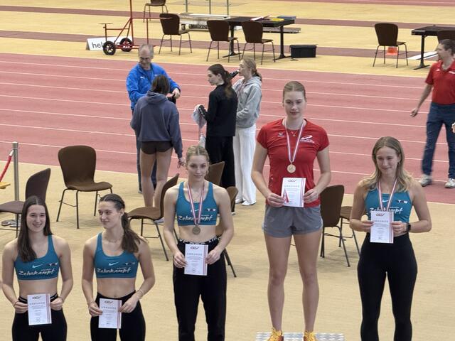 Olivia Benesch (2. v. l.) scheint es auf dem Podest zu gefallen, denn sie hält sich gut darauf. | Foto: Marschal