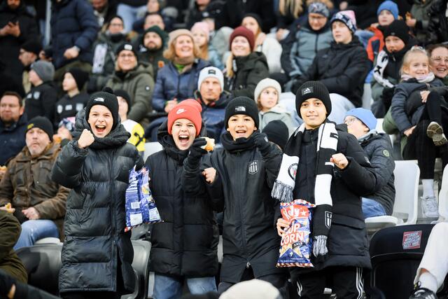 Hatten Grund zu feiern: LASK-Nachwuchsfans hatten sichtlich Gefallen am 1:0 von Lang gefunden. | Foto: Reischl