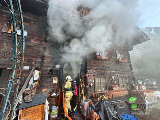 Am Sonntag zu Mittag kam es in einem Mehrparteienhaus in Zwieselstein (Sölden) zu einem Brand. Ein Teil des Dachstuhls musste abgetragen werden. Ein Hund starb im Feuer. | Foto: ZOOM.TIROL