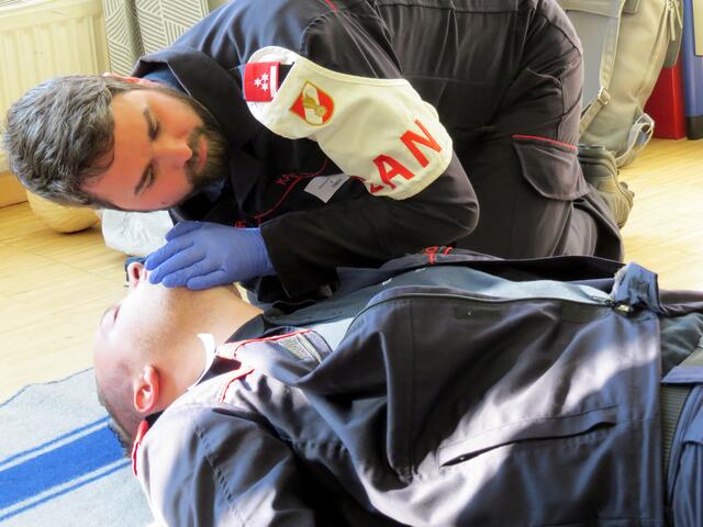 Praktische Einsätze wie Wiederbelebungsmaßnahmen gehörten zur Prüfung dazu. | Foto: FF Hallersdorf/Stifter