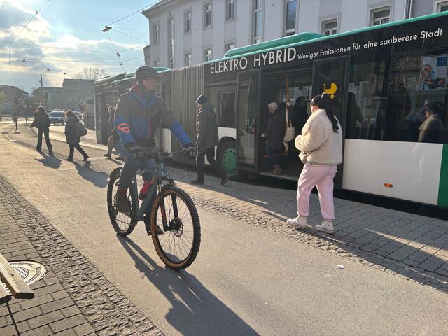 In der Wickenburggasse bei der Haltestelle "Keplerbrücke" stoßen Verkehrsteilnehmerinnen und -teilnehmer aufeinander.  | Foto: MeinBezirk