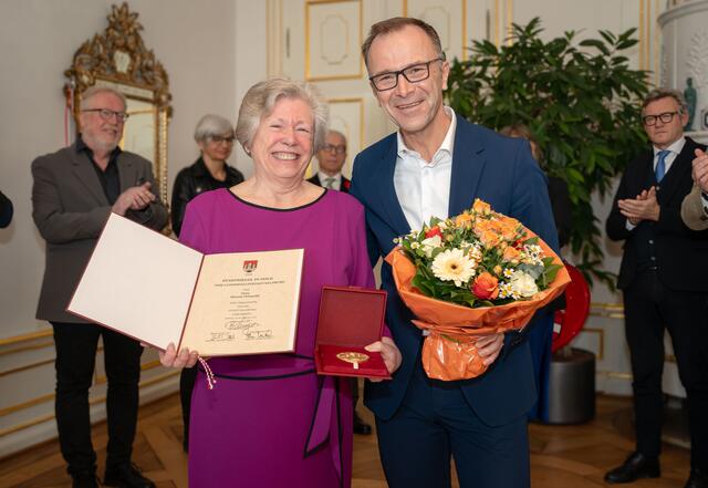 Hanna Feingold bei der Entgegennahme des Stadtsiegels in Gold von Bürgermeister Bernhard Auinger im Schloss Mirabell. | Foto: Stadt Salzburg / Alex Killer