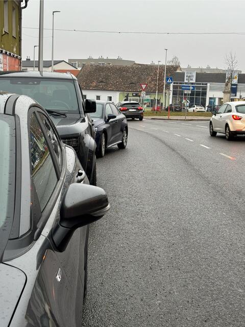 Am Lothringerplatz in Hollabrunn war einfach die Parklücke nicht groß genug, damit das ganze Auto hier hätte parken können. | Foto: Alexandra Goll