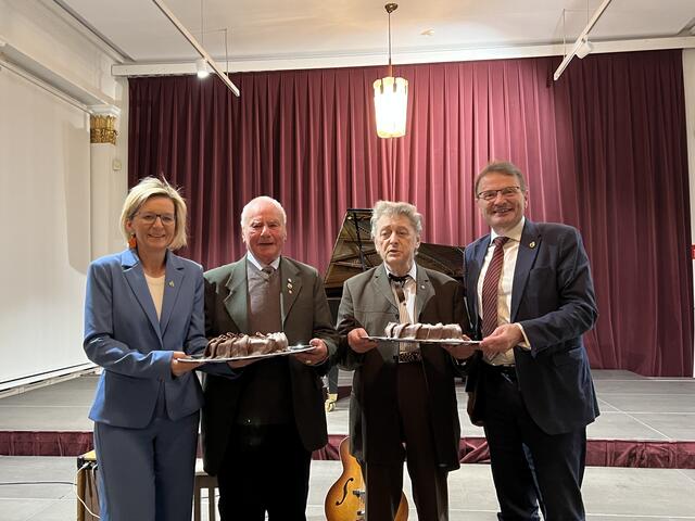 Bürgermeisterin Ines Schiller und Bürgermeister a.D. Hannes Heide gratulieren den beiden Jubilaren Altbürgermeister Helmut Haas und der österreichischen Blueslegende Al Cook zum 80. Geburtstag. | Foto: SPÖ Bad Ischl