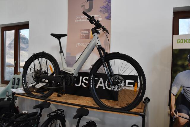 Senioren fahren ab auf E-Bikes: Rudolf Schager hat in seiner Bikebase in Schauboden alles rund um die Zweirad-Mobilität zu bieten. | Foto: Roland Mayr/MeinBezirk Scheibbs