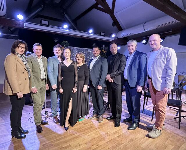 Die Ehrengäste dankten Lisa Paksi (4. von links) für ihr Engagement, in ihrem Wohnort Bildein ein Konzert zu Gunsten des Josefinums zu organisieren. | Foto: Kulturverein Grenzgänger
