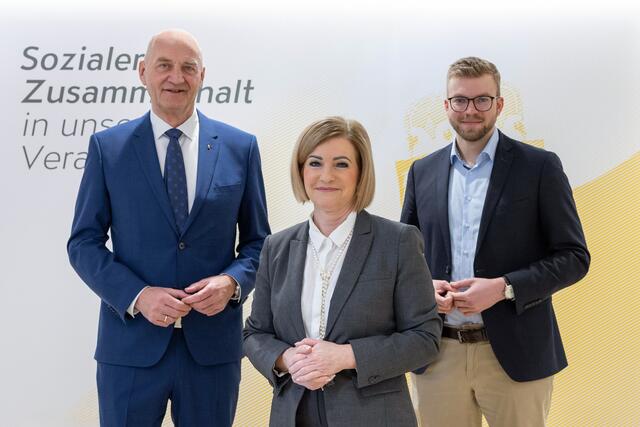 Im Bild (v. l.): Landesrat Dörfel, AMS OÖ-Chefin Schmidt und Integrationsbeauftragter Ziegelbäck ziehen Bilanz zur Unterbringung und Beschäftigung von Menschen aus der Ukraine.  | Foto: Land OÖ/Lina Spenlingwimmer