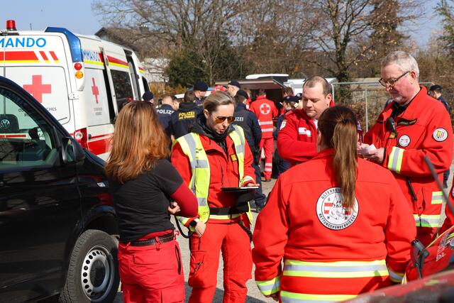 Die Österreichische Rettungshundebrigade (ÖRHB) und das Rote Kreuz suchen derzeit mit ihren Hunden nach einem Vermissten im Welser Stadtteil Pernau. Daneben sind Drohnen im Einsatz.