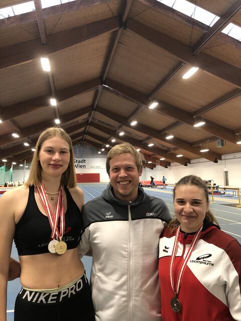 Olivia Benesch mit Trainer Richard Marschal und PSV-Wels-Teamkollegin Corinna Marica. | Foto: Marschal
