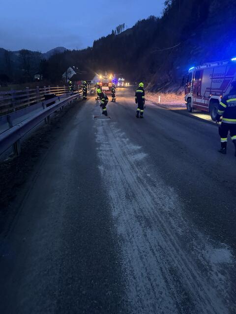 In Kainach kam es zu einer langen Ölspur, die den Verkehr behinderte. | Foto: HFM Patrick Marcher